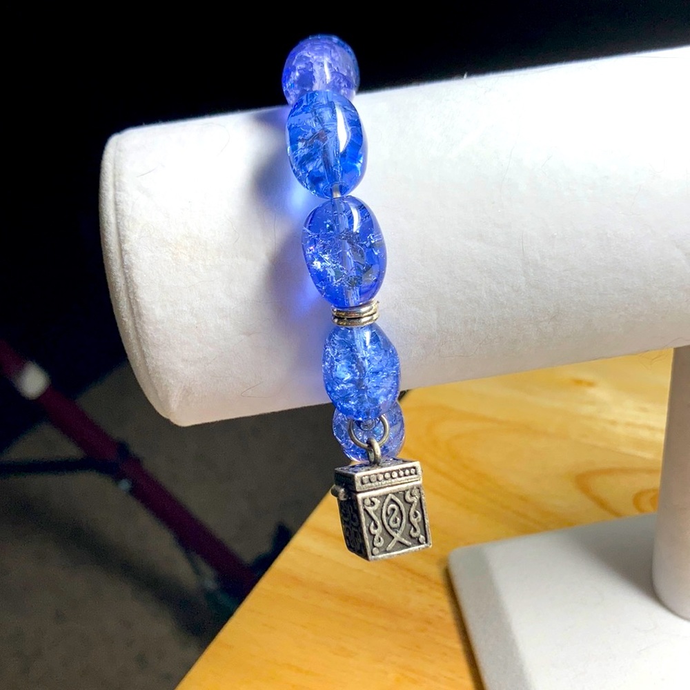 Blue beaded bracelet with keepsake box containing the Serenity Prayer. #1562